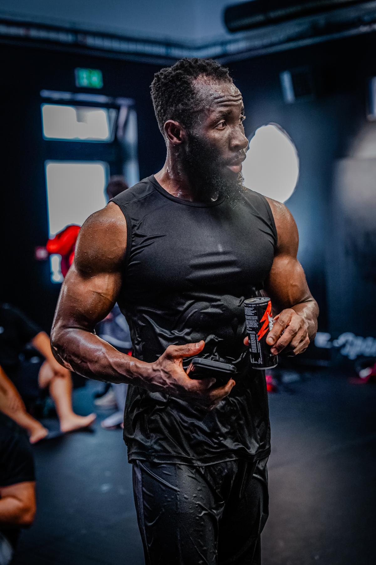 Sportif de la communauté 9MM avec une canette Active Body après l'effort