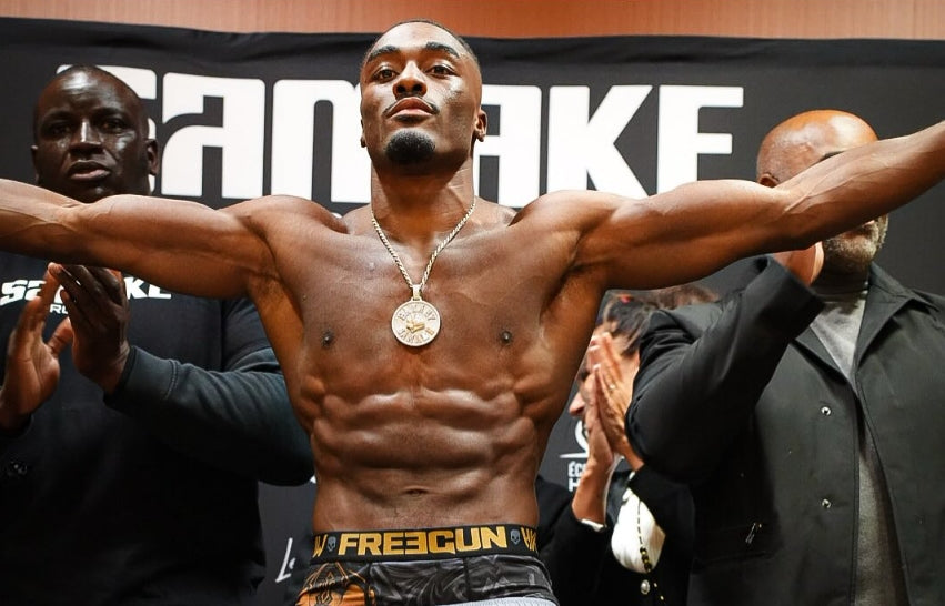 Bakary Samaké, bras ouverts lors d’une pesée. Source : Fédération française de boxe, octobre 2025.