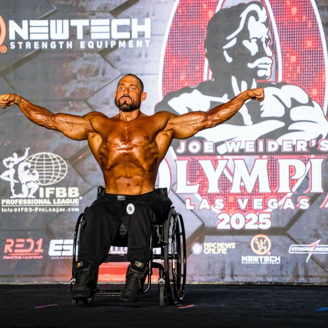 Kevin Secundino, athlète handisport IFBB Pro, sur la scène de Mr. Olympia 2025