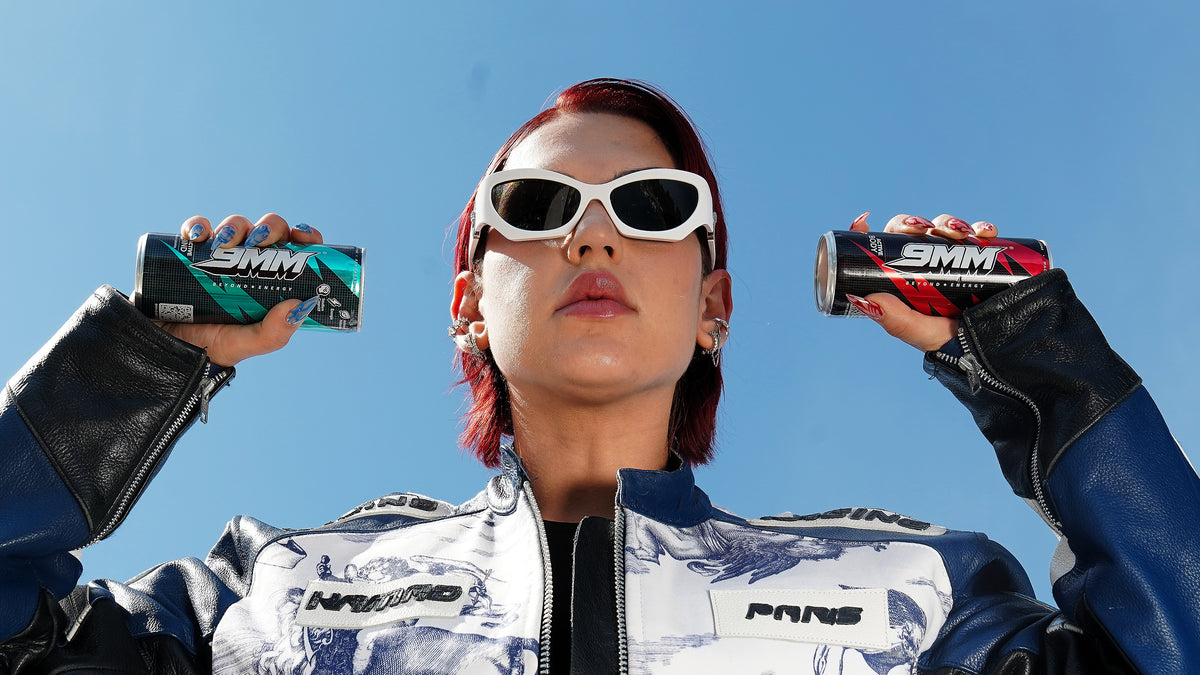 Une femme en veste de moto présente Active Mind et Active Body.