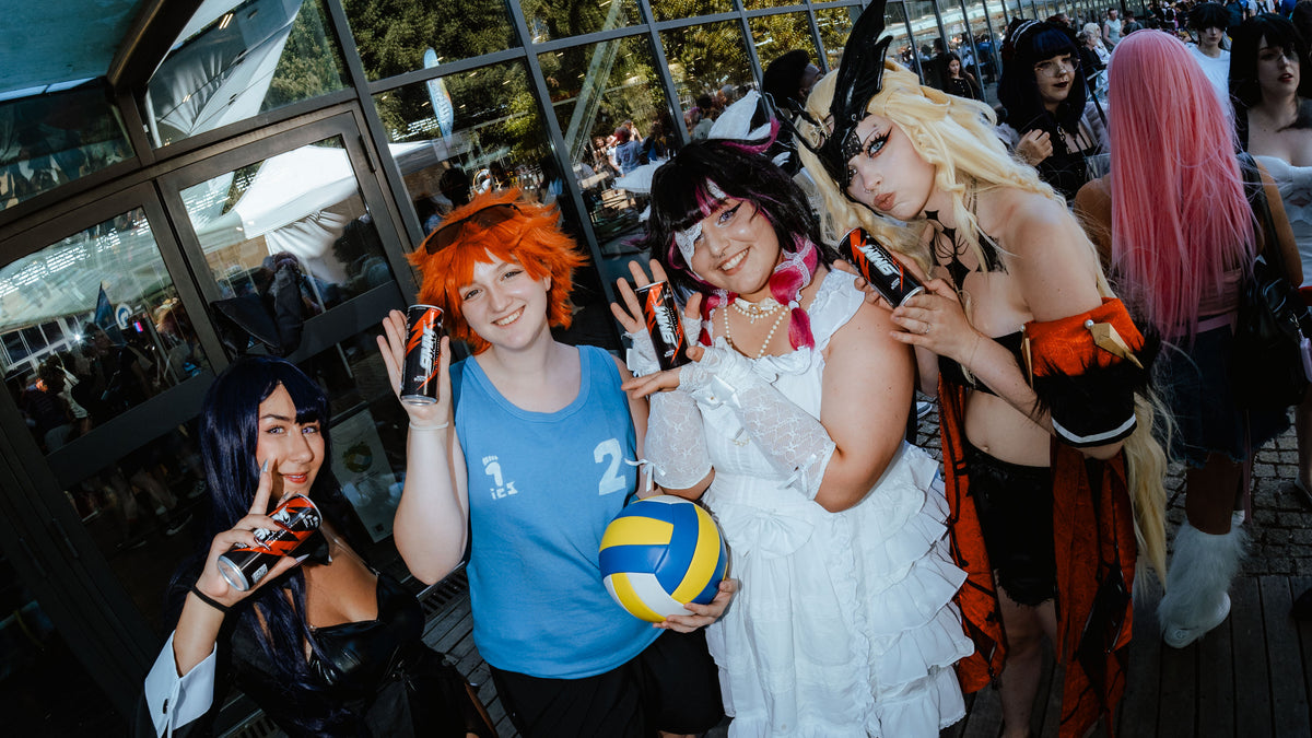 Des visiteurs découvrent les boissons au stand 9MM de Japan Expo.